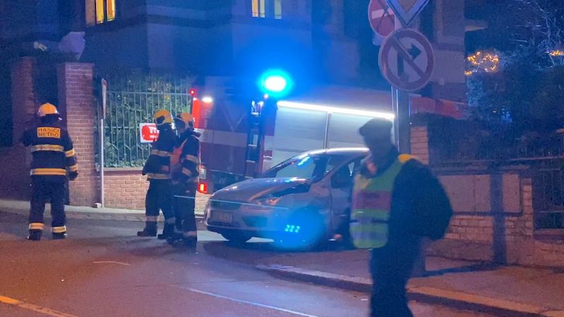 Auto se srazilo s autobusem u pražského divadla, čtyři zranění